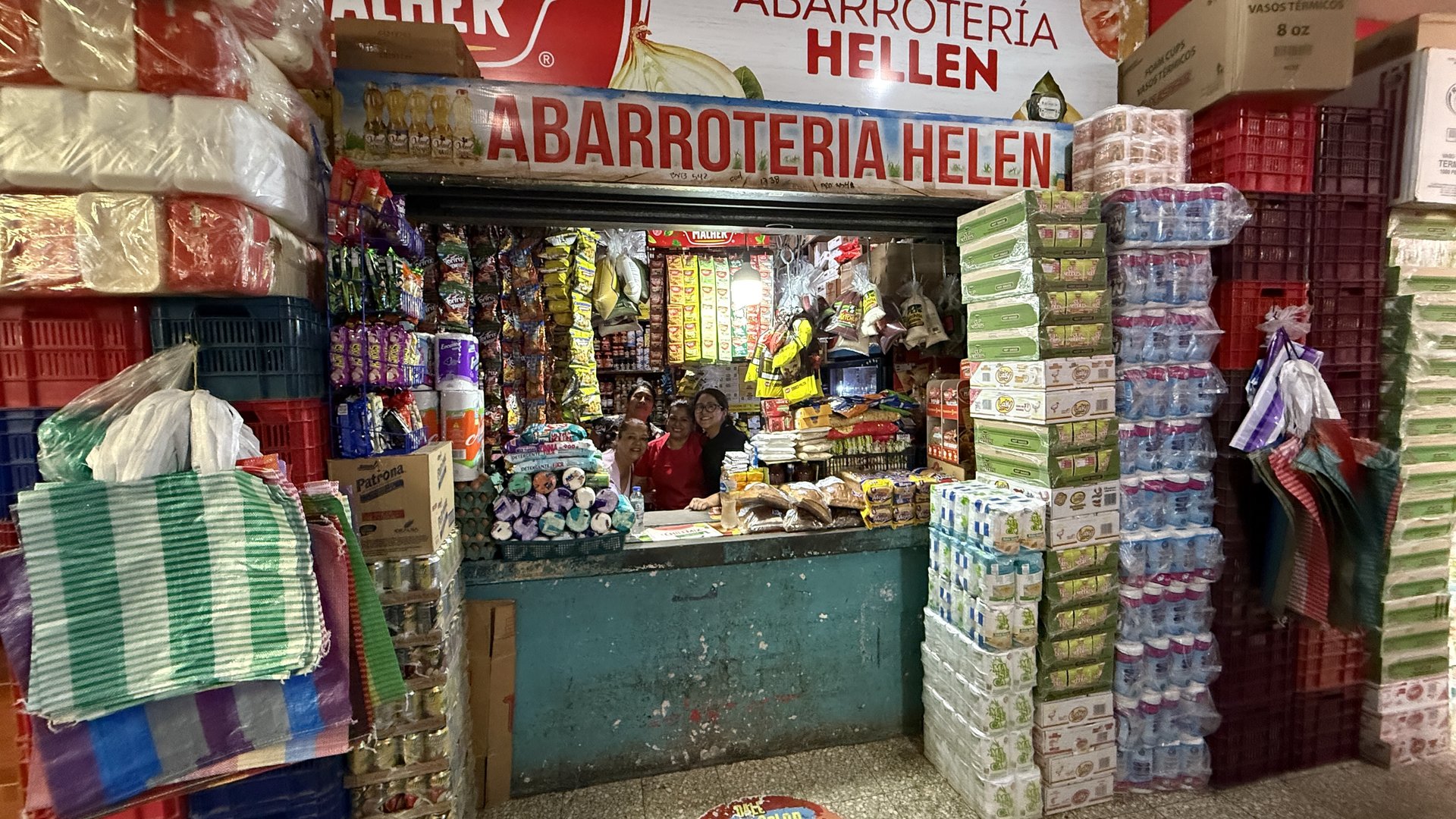 Vista completa del puesto Abarrotería Hellen con su letrero rojo en la Terminal