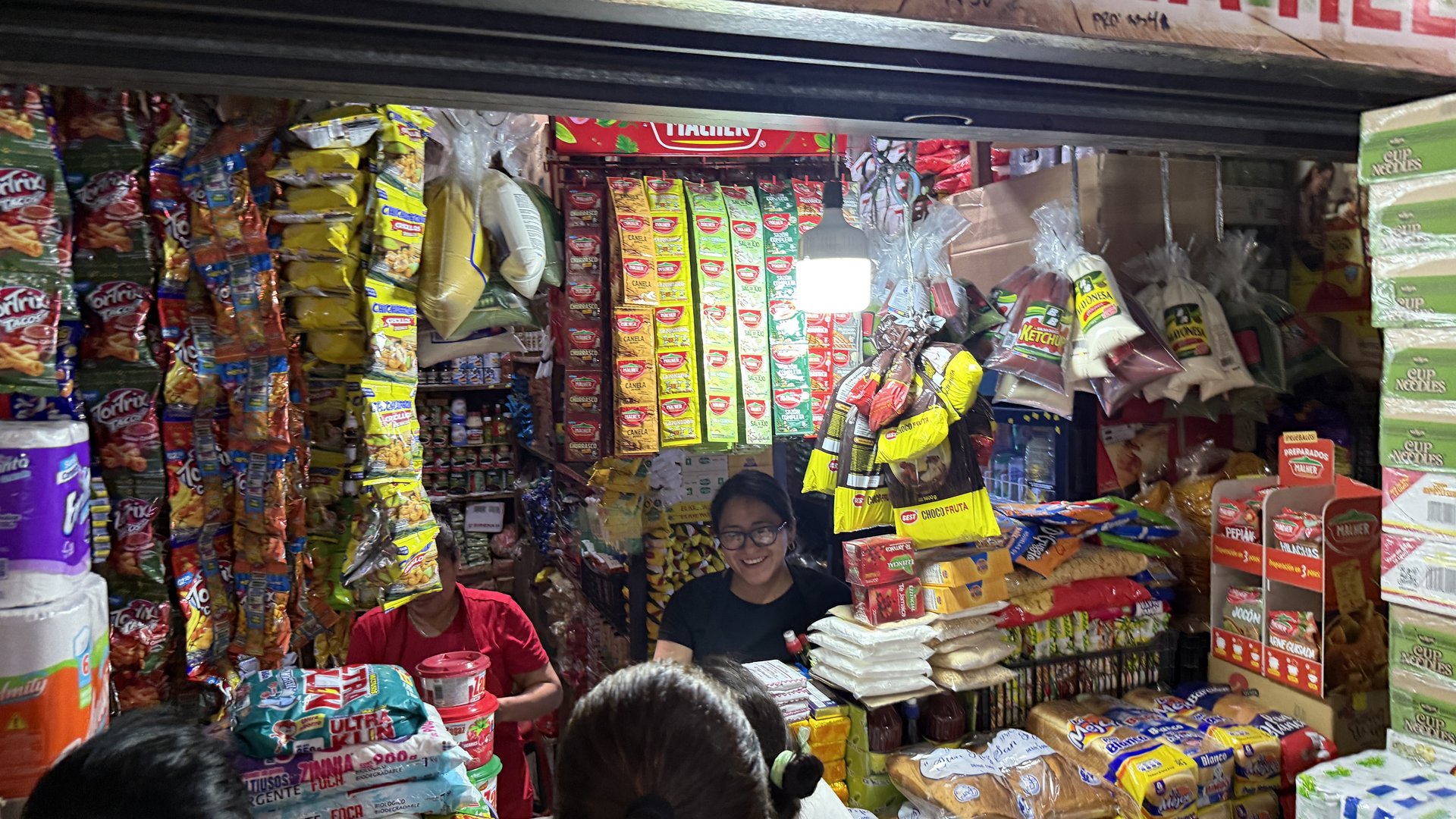 Hellen atendiendo a sus clientes en Abarrotería Hellen